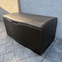 Suncast Outdoor Storage Deck Box