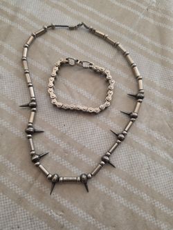 Bike chain (looks like) bracelet and Gothic Thorn spike necklace (men-women).pickup East side, Cash Only 2 for $35.
Pulsera hecha como cadena de bici