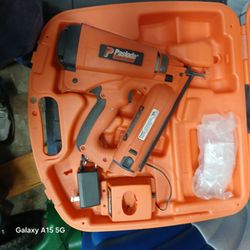 Paslode 2-1/2-in 16 -Gauge Cordless Angled Finish Nailer ( Battery Included