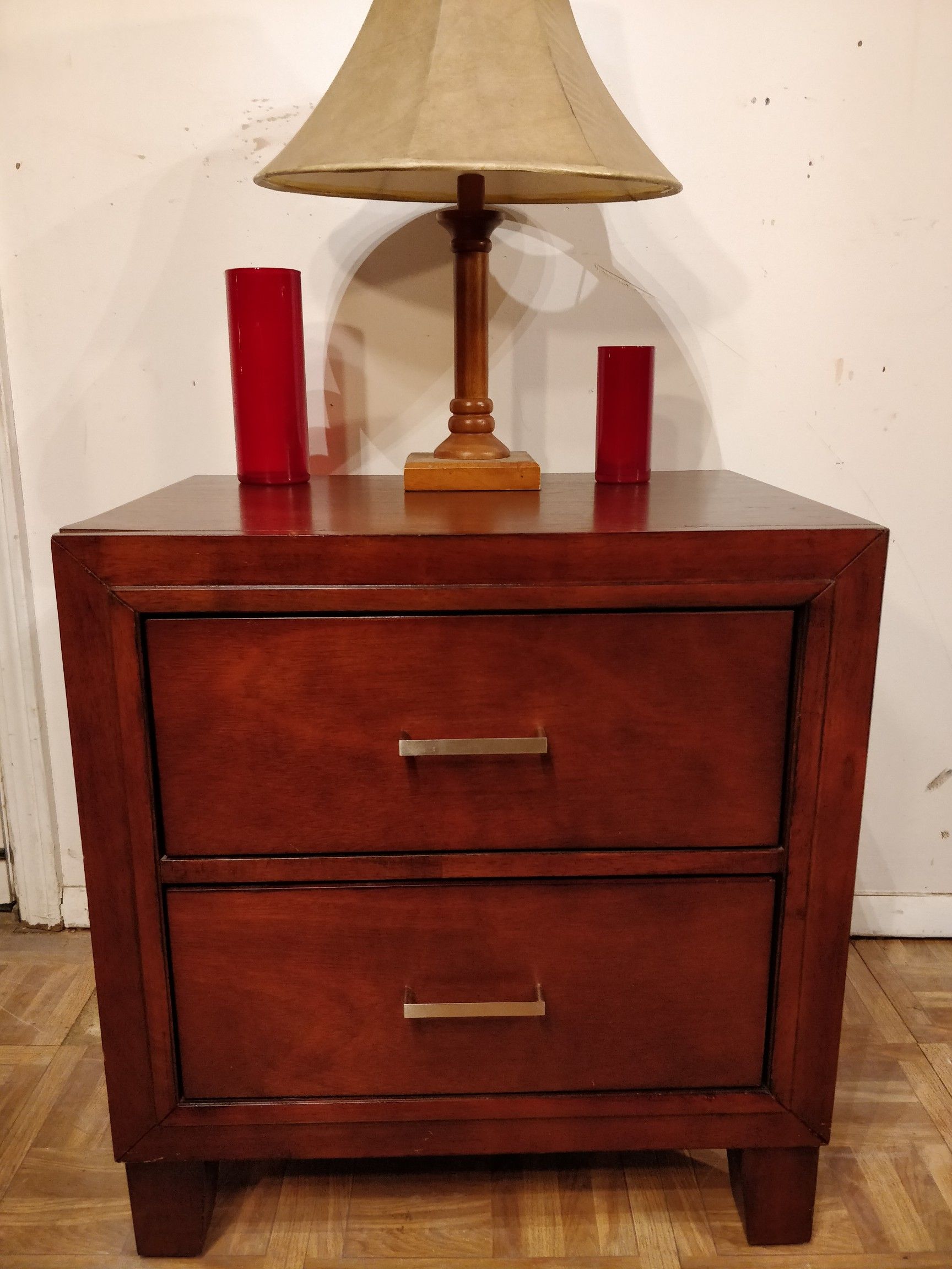 Nice night stand in very good condition, all drawers sliding smoothly. L22"*W16.5"*H23"