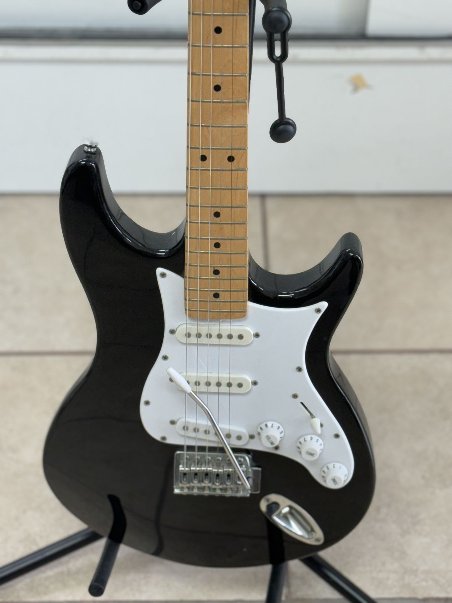 BEHRINGER IAXE393 ELECTRIC GUITAR (DH) for Sale in Houston, TX