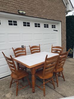 KITCHEN TABLE 60X38 AND 6 CHAIRS (LIKE NEW)