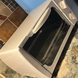 White -Toastmaster Toaster Oven – Works Great H8 in x W14 in D11 in