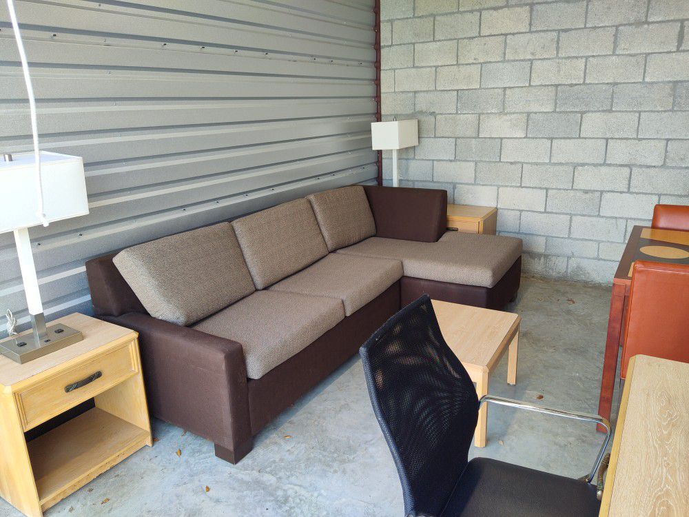 Sectional Couch With Pull Out Bed. 