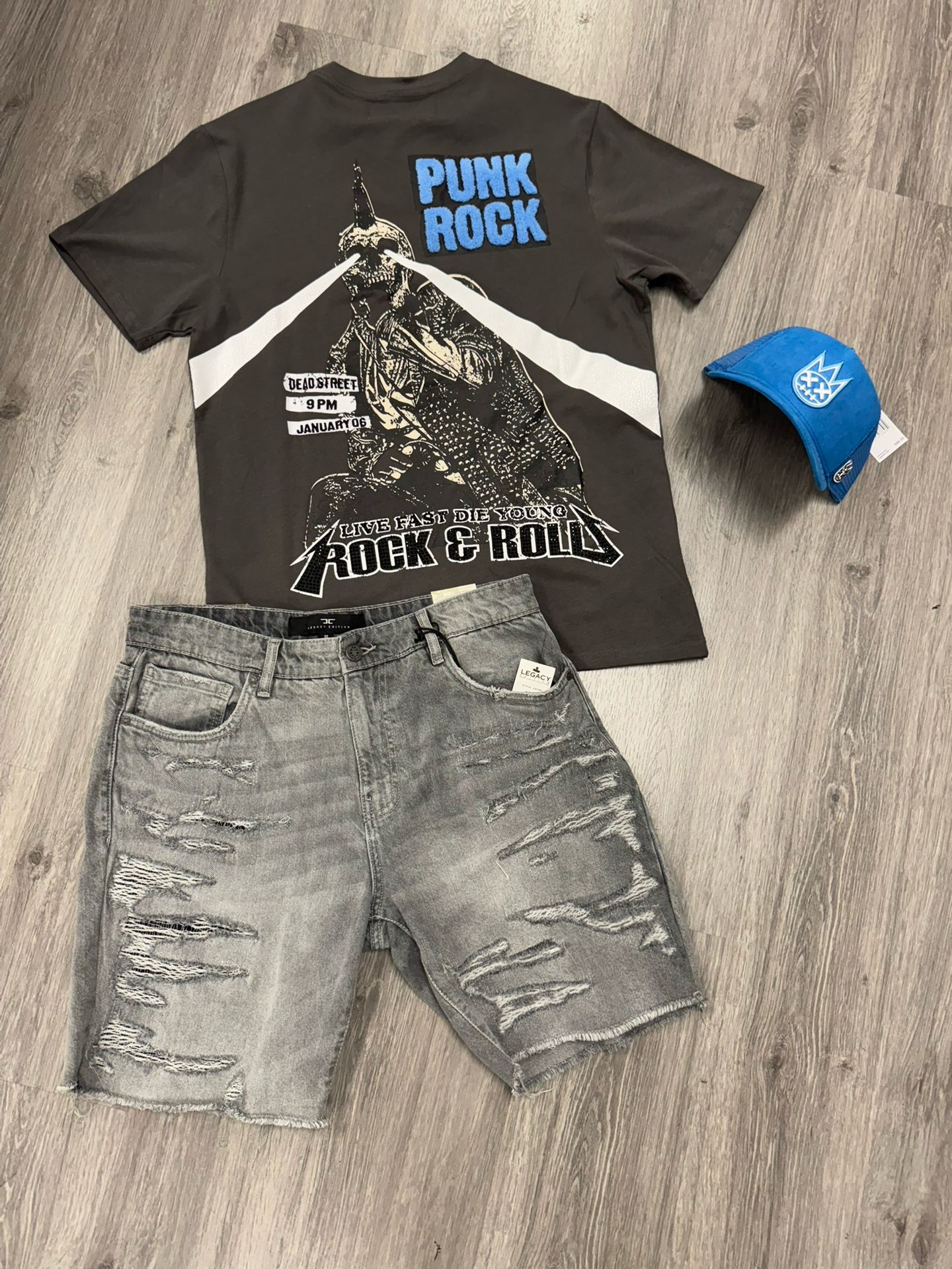 T SHIRT HAT AND JEANS 120$ Everything TODO 120$