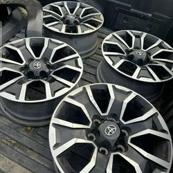 Rines 17" tacoma 2023  
Perfecto estado
Center cap incluidos
No reparados 
Compatibles con tacoma 6 birlos 
Desde 2000 al 2026 cualquier tacoma 6 birl