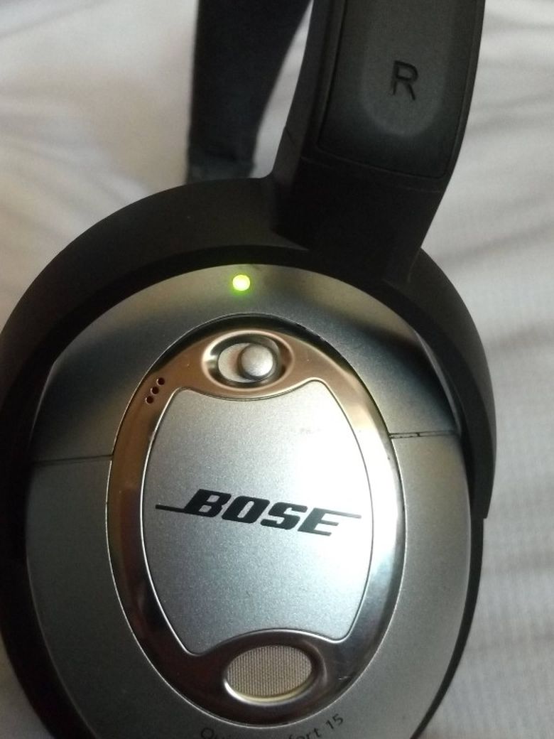 BOSE ACUSTIC NOISE CANCELLING HEARTHSTONES WIRED