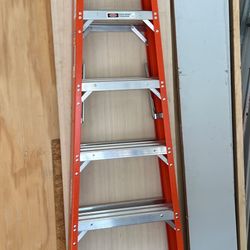 Werner NXT1A 6-ft Fiberglass Type 1A- 300-lb Load Capacity Step Ladder