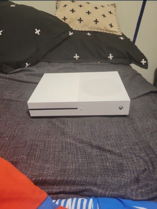 Xbox One S 1TB W/ Controller