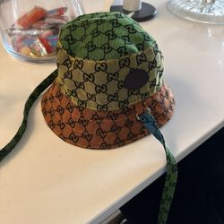 Reversible Gucci Hat/ Box