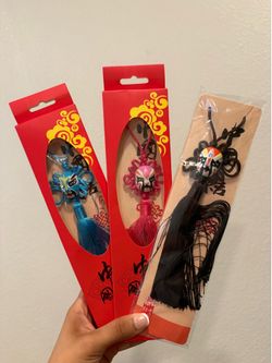 CHINESE KNOT WITH TASSELS