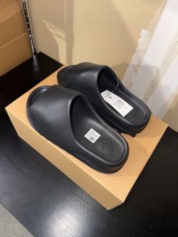 Yeezy slides black