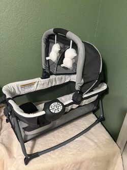 Baby Delight Beside Me Doze Deluxe Bedside Bassinet – Gray