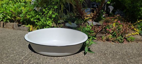 Nice Black & White Enamel Tub