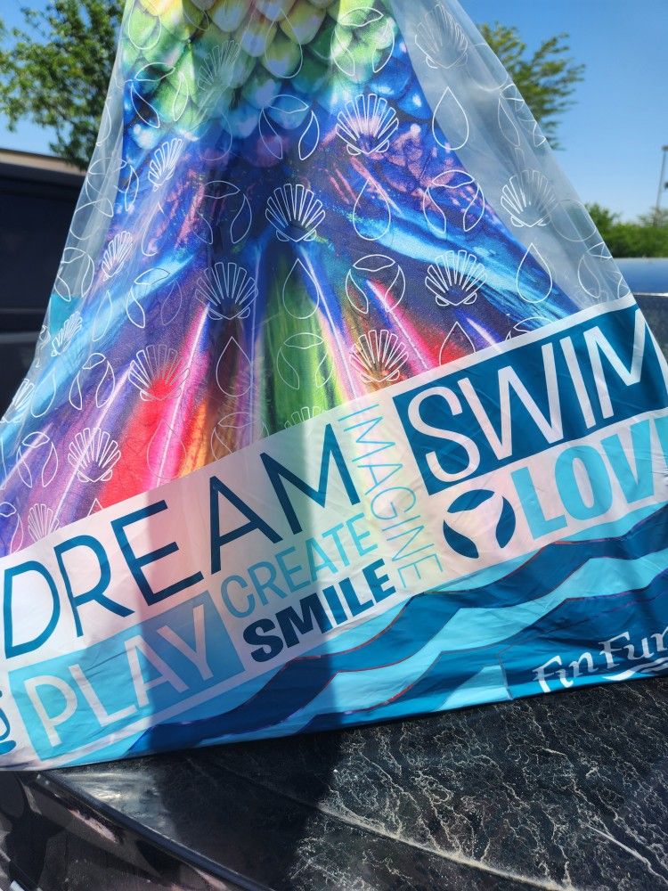 🧜♀️ Fin Fun Rainbow Reef Mermaid Tail with Monofin – Size 12 (Youth Large)
Brand New – Includes Monofin