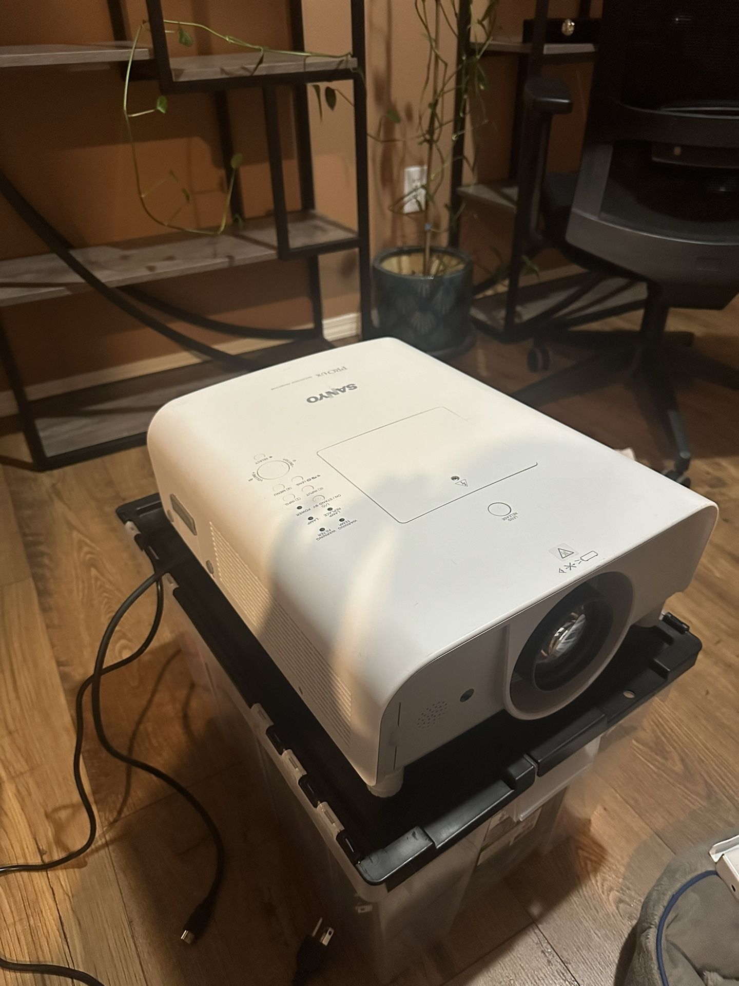 Sanyo PLC-et30l With Ceiling Mount
