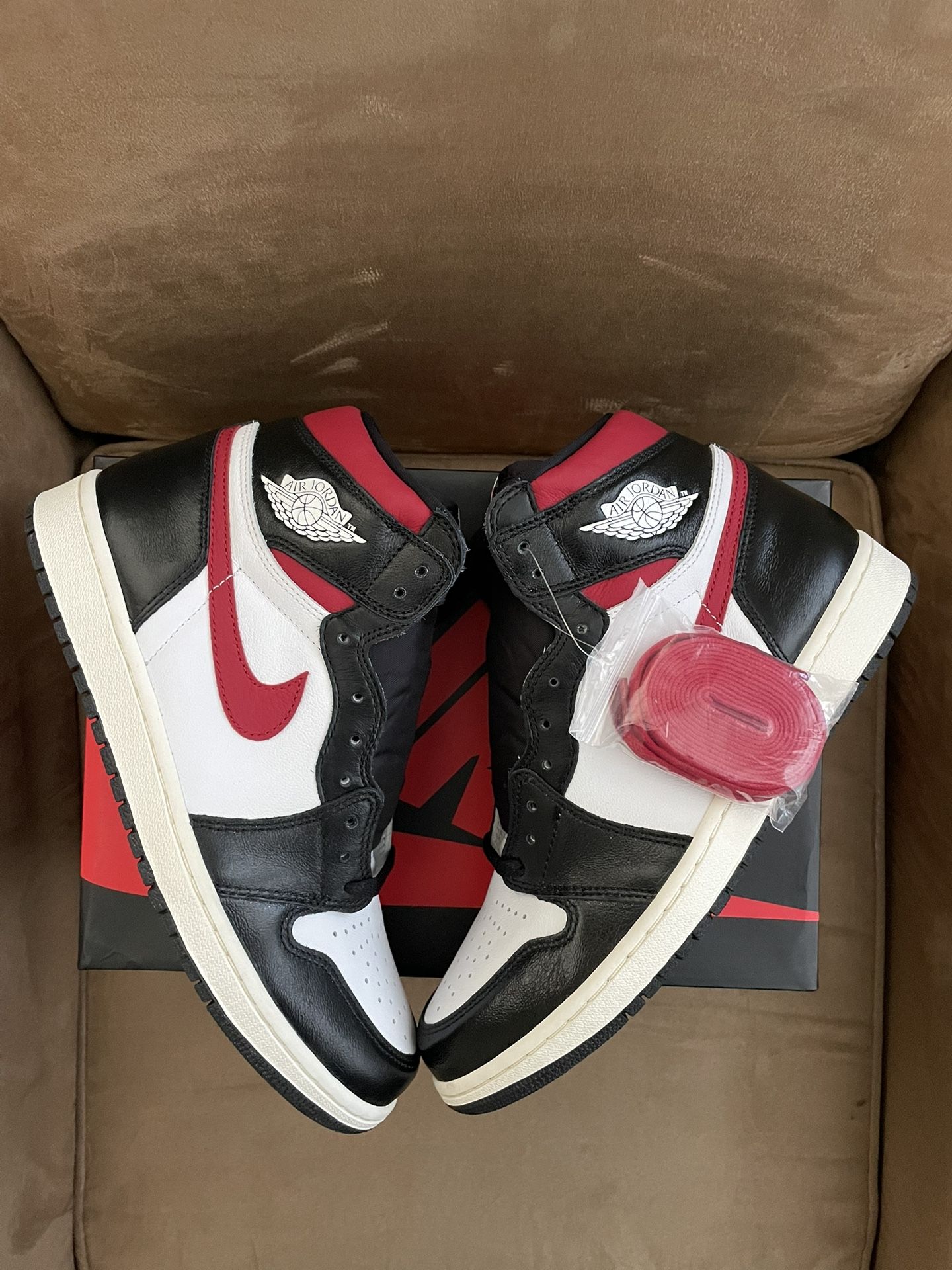 Jordan 1 Retro High Black Gym Red
