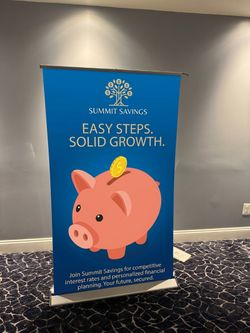 Retractable roll-up banner stand for trade shows