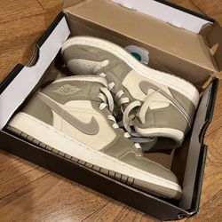 Jordan 1 Mids BG Size 5 y Color Tan