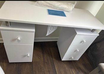 Mesa de uñas blancas