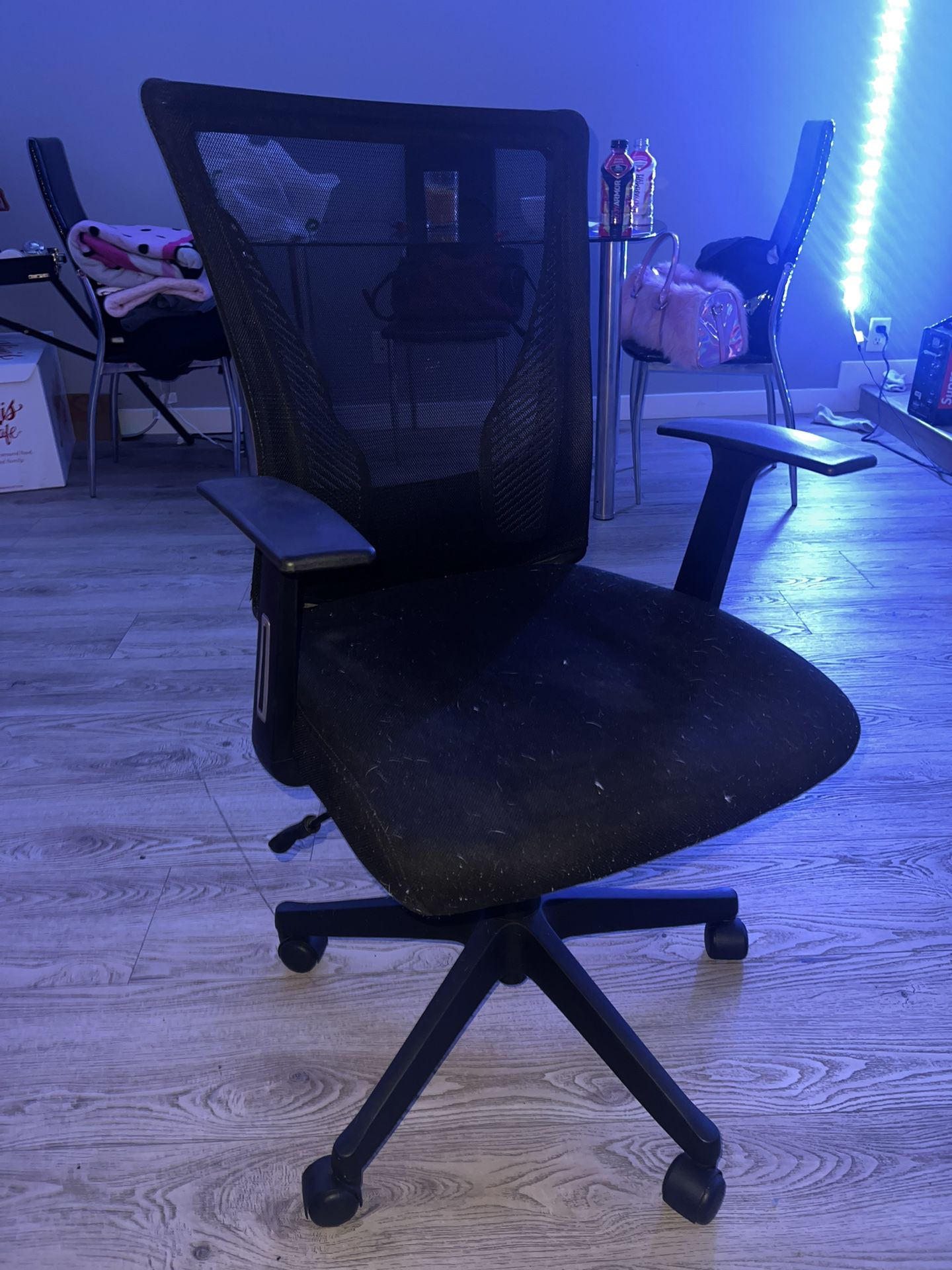 $20 OFFICE CHAIR