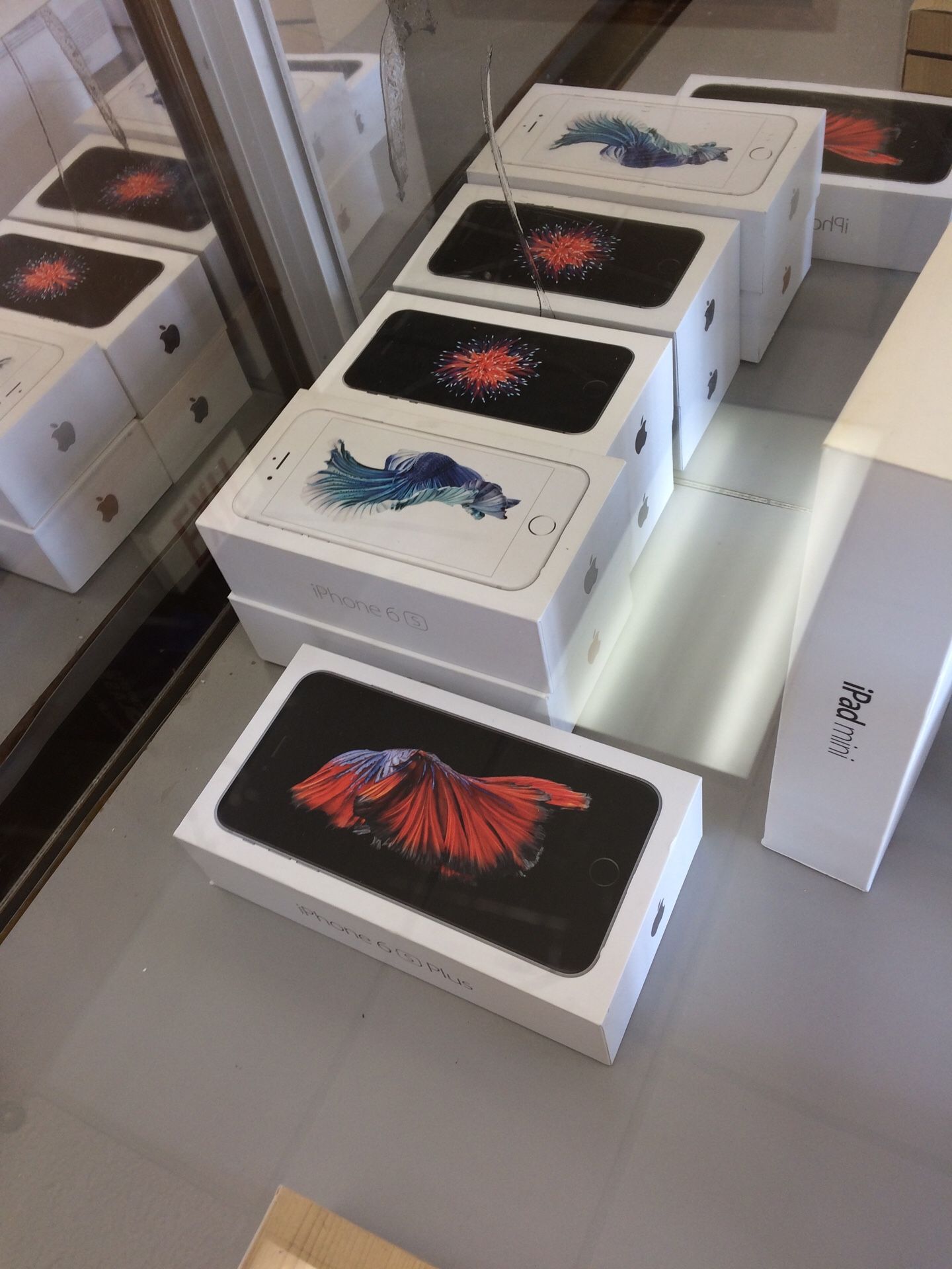 6s plus 16 gb 230$ iPhone 6s 180$