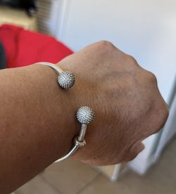 LIKE NEW 925 Sterling Silver Pave  6/7”. SALE TODAY. $70. 🎈
