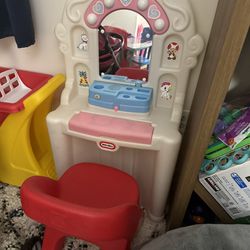 Little Tikes Vanity with 1 Chair 