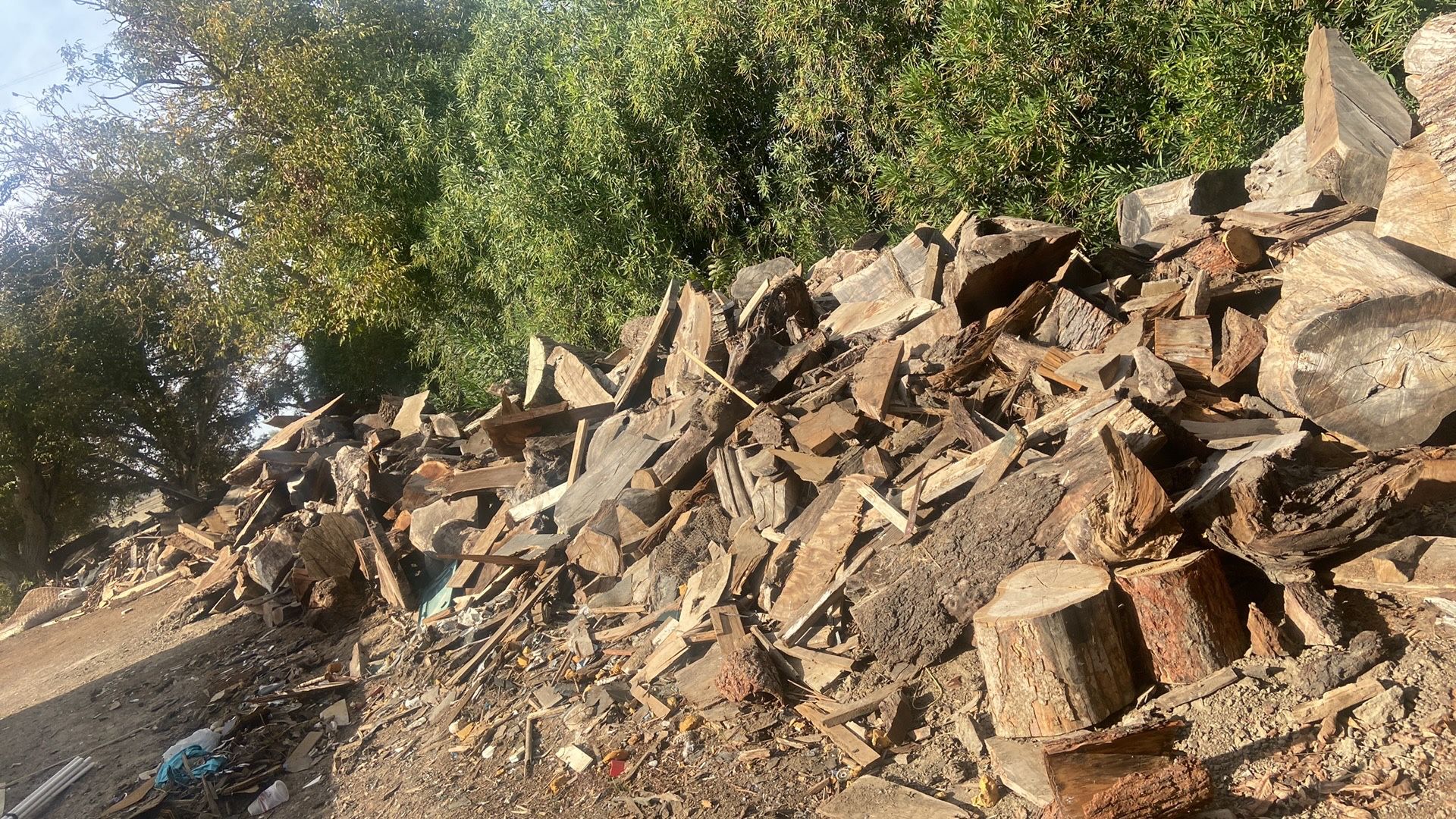 FIREWOOD Lots Of Walnut Firewood