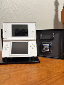 DS LITE AND POKÉMON BLACK 2