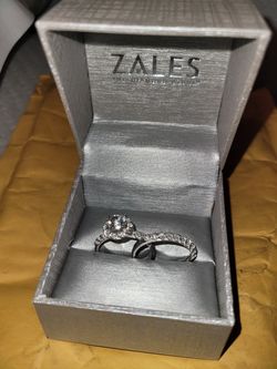 Zales brand ring