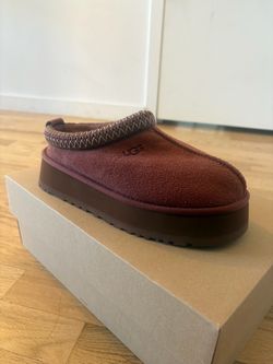 Ugg Slippers - BRAND NEW - Chesnut