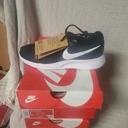 New Nike Tanjun  Women Size 8.0 