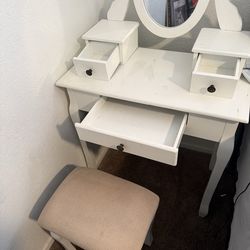 Vanity desk with mirror