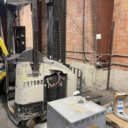 Crown 6000 Series  Standup Forklift 