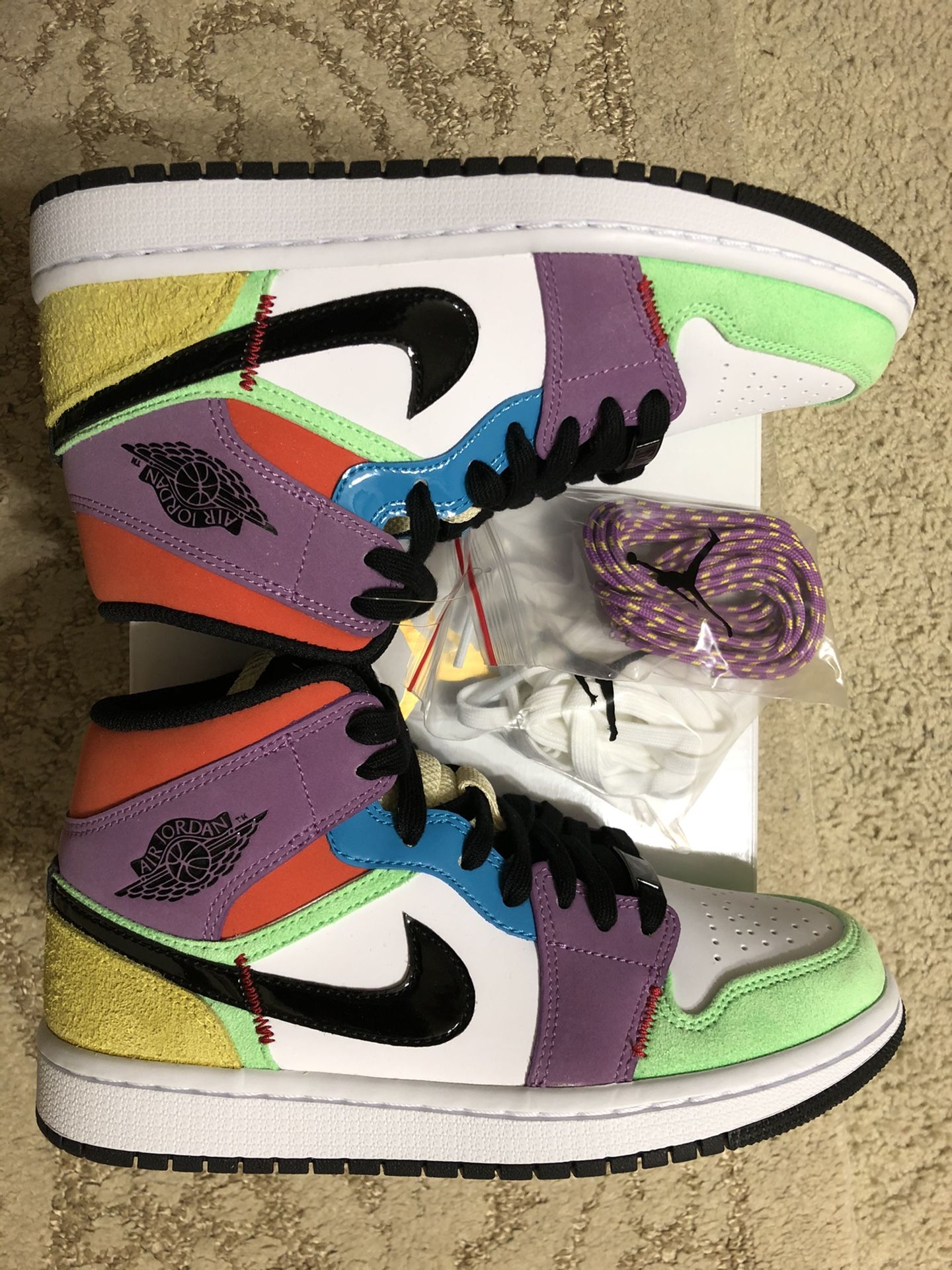 Jordan 1 Mid “MulticolorLightbulb” Women size 6.5 or Men’s size 5