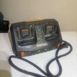 RIDGID 18V Dual Port  Charger with Dual USB Ports