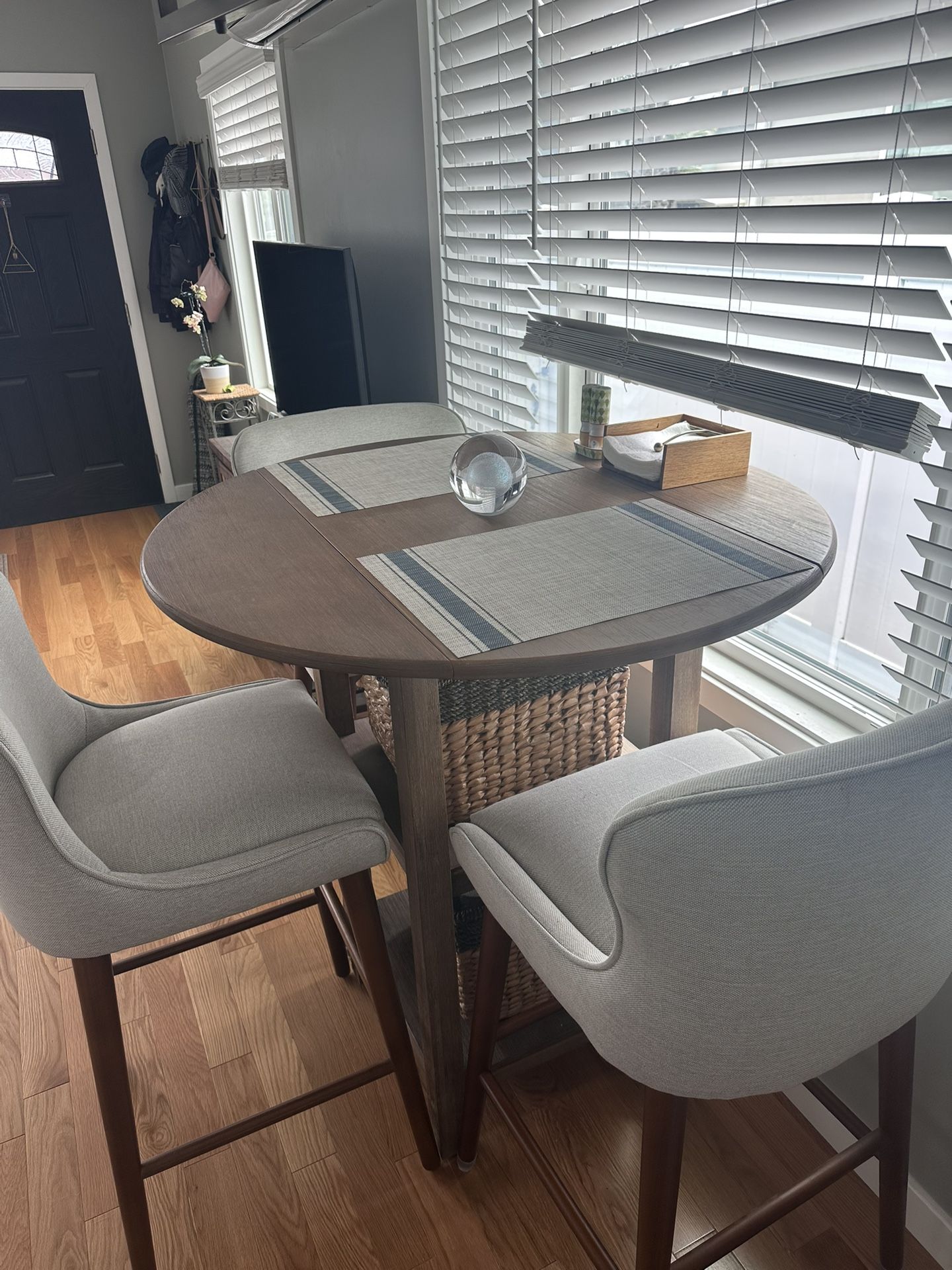 Extendable Pub table & Stools