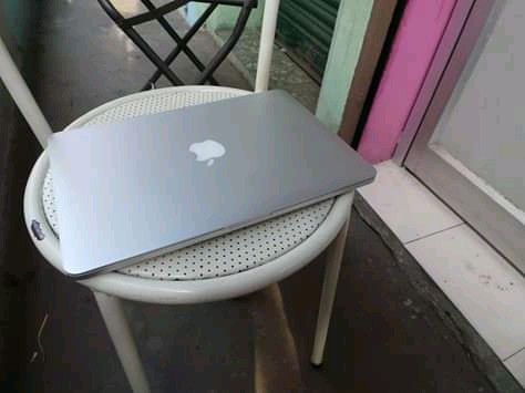 Apple laptop