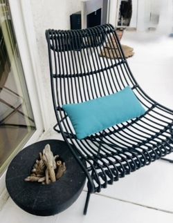 Excellent Condition Rattan Black Lounge Accent Side Living Room Patio Interior Exterior Chair Full of eye-catching curves