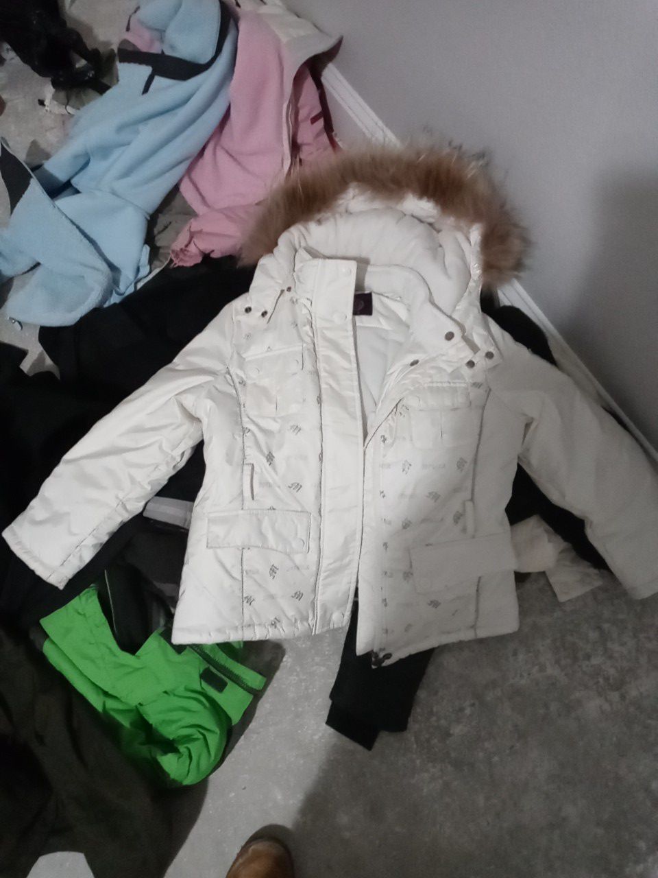 Girls size 9 European ski snow jacket board jacket with the fur really good heavy quality