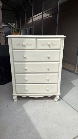 White 6 drawer dresser.