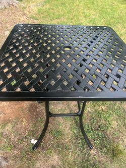 Cast aluminum patio pub table:30x36”black. Good Condition