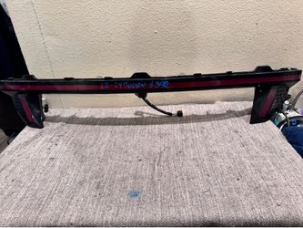 2022 to 2024 HYUNDAI TUCSON CENTER LIFTGATE TAIL LIGHT