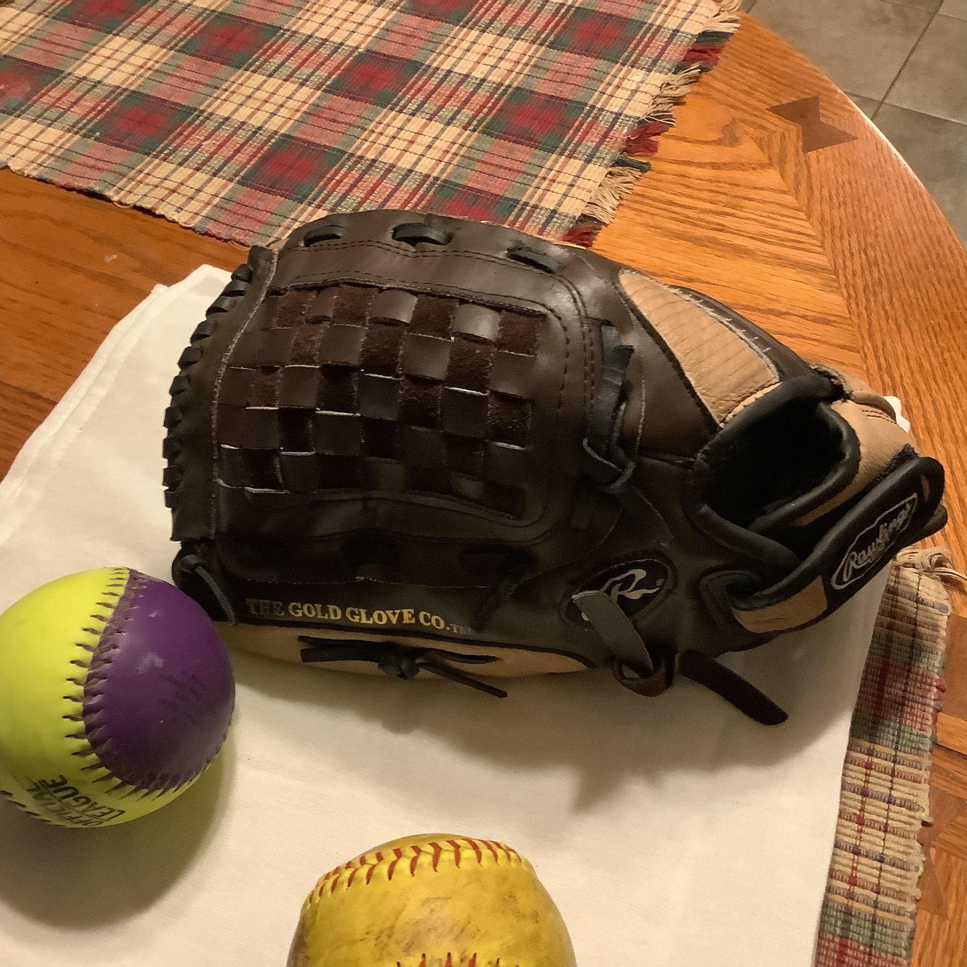 Rawlings softball / Baseball 12.5” glove. Playmaker series. Comes with 2 softballs or baseballs. Correctly broken in Plainfield, Illinois