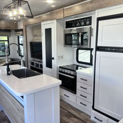 2022 Keystone Arcadia 377RL – Luxury Rear Living – Excellent Condition