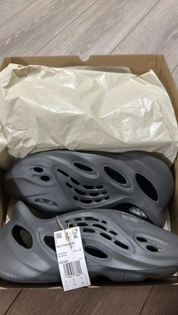 yeezy foam runner Carbon size 9,10