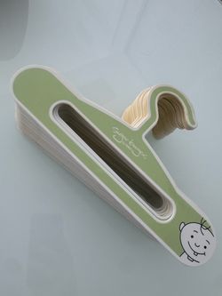 32 Kids hangers