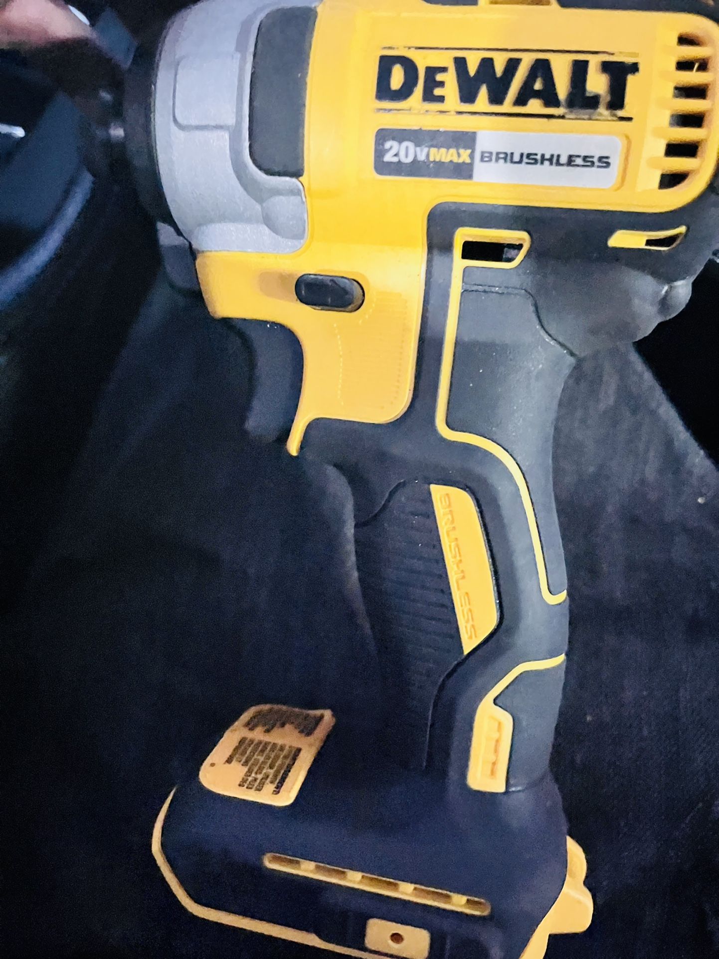 NEW DEWALT 20V MAX BRUSHLESS w/ Battey ( $100