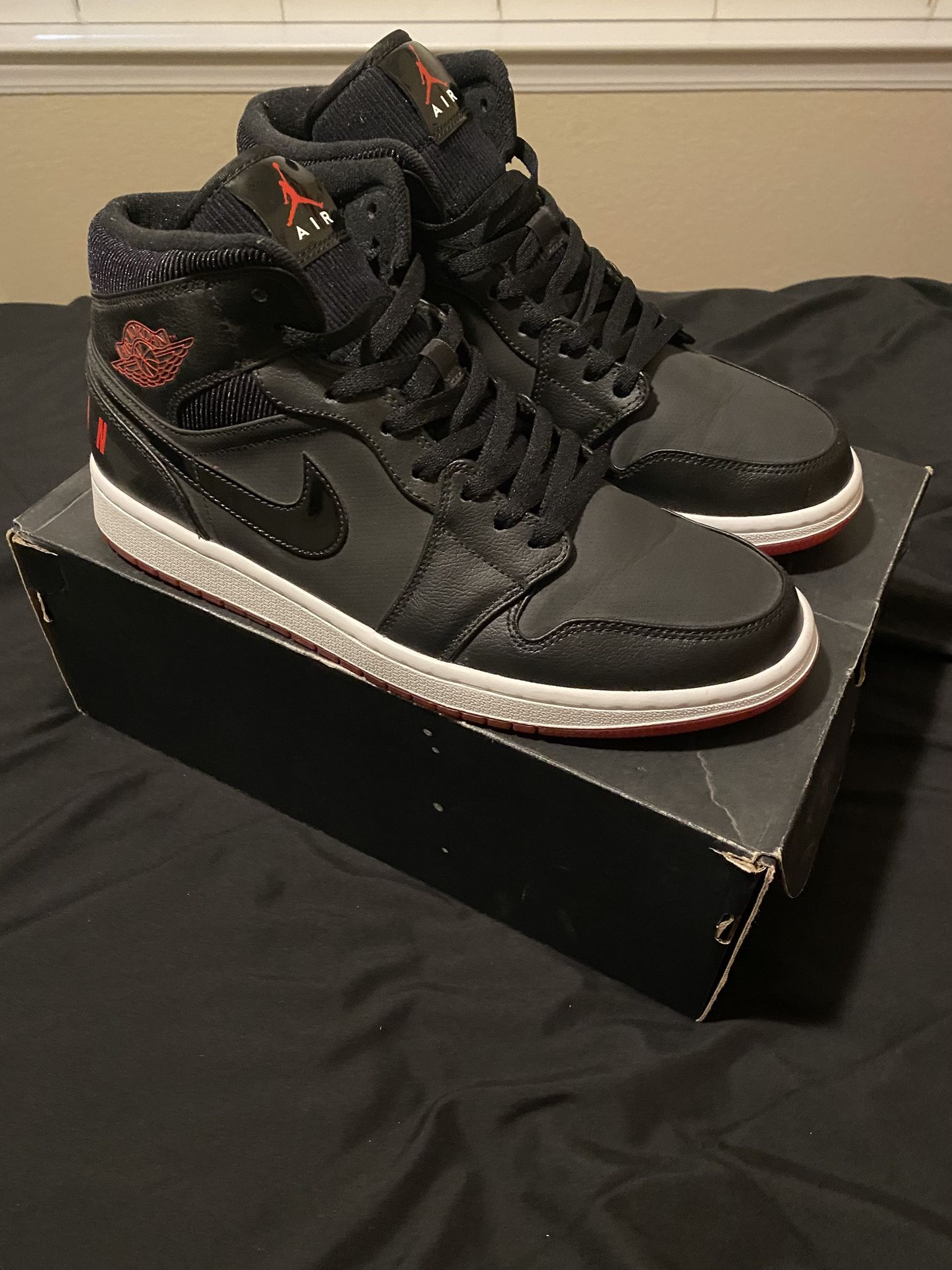 Jordan 1 Mid Black University Red 